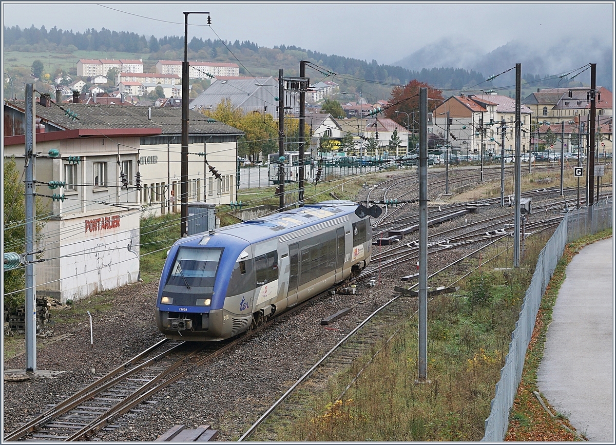 Der SNCF X 73608 verlässt Pontarlier als TER nach Dole-Ville in Richtung Frasne. 

29. Okt. 2019