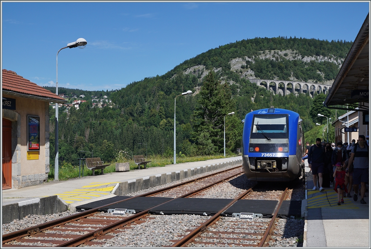 Der SNCF X 73657 ist als als TER 895511 von Dole nach St-Claude unterwegs und nun in Morez angekommen. Obwohl recht viele Fahrgäste aussteigen ist der Triebwagen immer noch recht gut besetzt. Schade, verkehren hier nur drei Zugspaare. 

10. August 2021