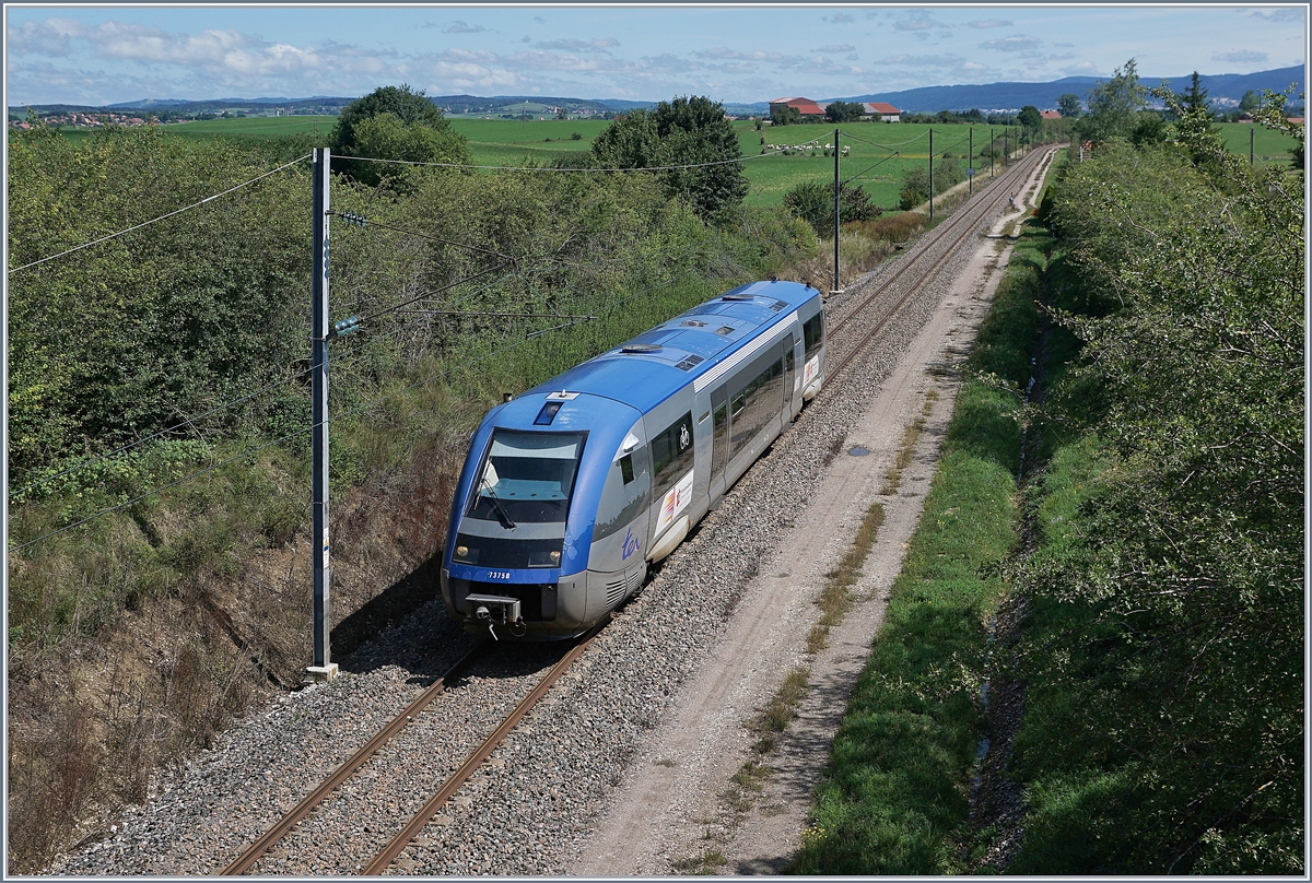 Der SNCF X 73758 kam als TER 895715 von Dole-Ville (ab 11:16) nach Pontarlier (an 12:34) und fährt nun als Leermaterialzug Richtung Frasne zurück. Das Bild entstand auf der Brücke der D 393 kurz nach La Rivière-Drugeon. 

21. August 2019