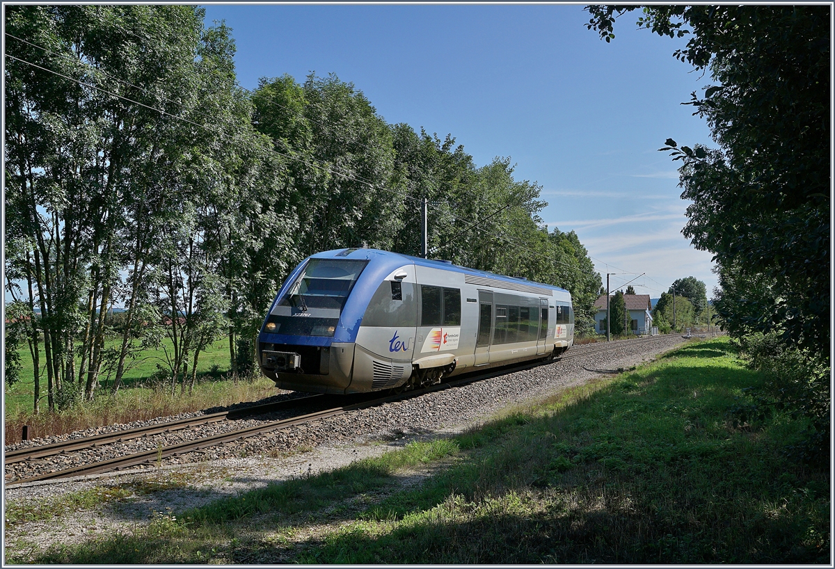 Der SNCF X 73767 erreicht als TER 895714 von Pontarlier (ab 11:28) nach Dole-Vile (an 12:45) den kleinen Bahnhof La Rivière - Drugeon. 

21. August 2019   