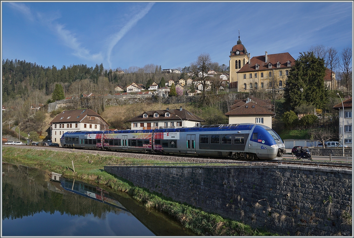 Der SNCF X 76679/680 verlässt als TER 18108 von La Chaux de Fonds nach Besançon den Ort Morteau, dessen Schloss im Hintergrund zu sehen ist. 

16. April 2022 