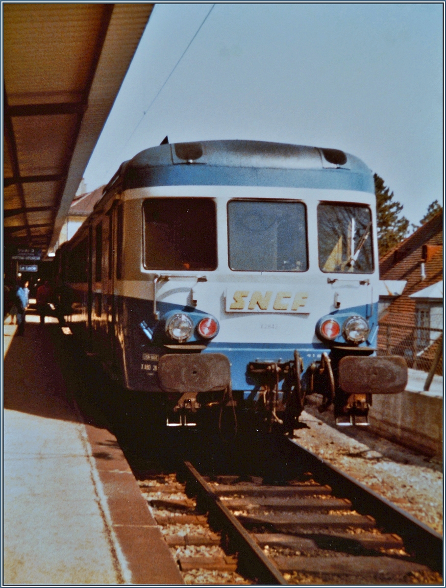 Der SNCF X2847 wartet in Le Locle auf die Abfahrt nach Besançon Viotte. 

Analogbild vom 14. April 1984