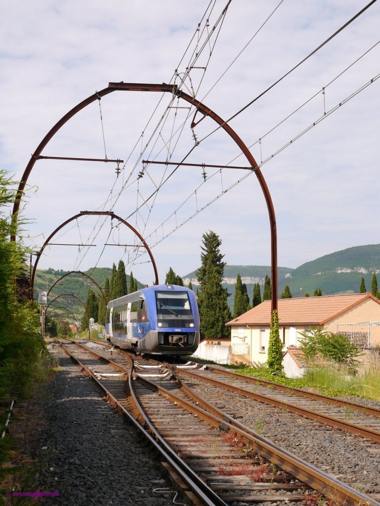 Der SNCF-X73672 fährt hier unter der klassischen MIDI-Bogenmastenfahrleitung als IC15941 von Clermont-Ferrand nach Beziers.

2015-06-01 Millau