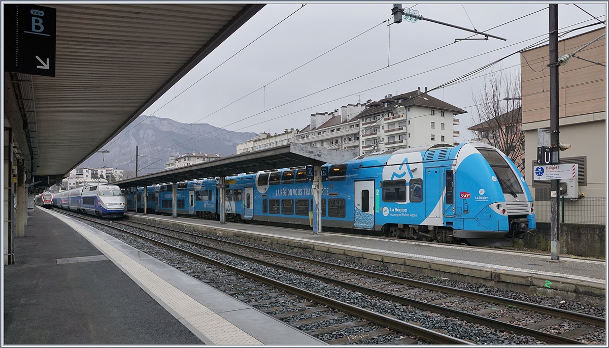 Der SNCF Z 24334 wartet in Annecy auf die Abfahrt in Richtung Aix les Bains. Seit kurzem scheinen die TER Fahrzeuge der Region  Rhone Alpes  wieder das hellblaue Farbekleid zu erhalten.  

13. Februar 2020
