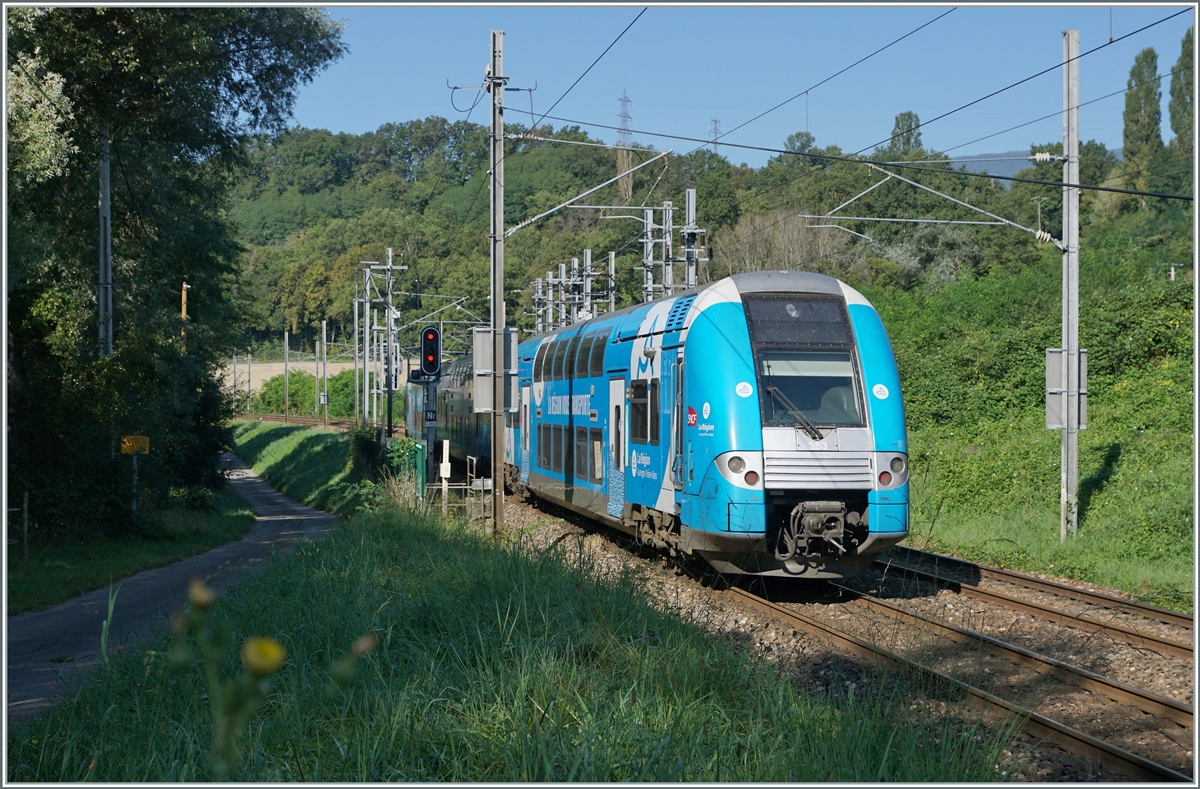 Der SNCF Z 24353  Computermouse  ist als TER 96634 von Genève nach Valence unterwegs und verlässt hier, schon in Frankreich (signaltechnisch) den Bahnhof von La Plaine. 

6. September 2021