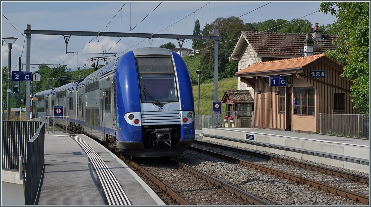 Der SNCF Z 24625  Computermaus  unterwegs von Genève nach Valence als TER 96634 bei der Durchfahrt in Russin. 

28. Juni 2021