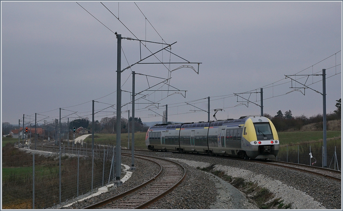 Der SNCF Z 27 582 verlässt als TER 895052 den Bahnhof Meroux (TGV) Richtung Belfort, im Hintergrund, hinter dem grünen Ausfahrsignal, ist der  alte Bahnhof von Meroux zu erkennen.
15. Dez. 2018