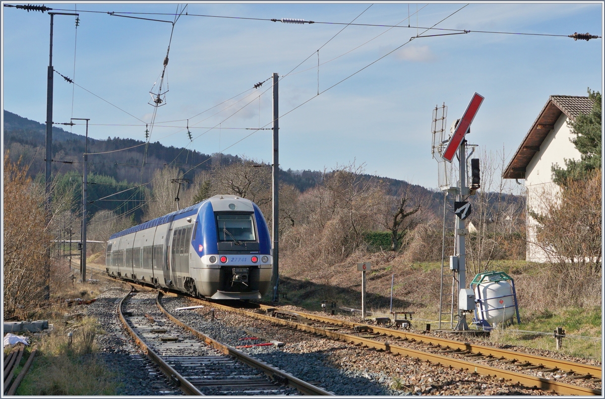 Der SNCF Z 27741 hat das Ausfahr-Formsignal von St-Pierre-en-Faucigny passiert und fährt nun in Richtung La Roche sur Foron. Der TER ist von Saint-Gervais-Le Fayet
nach Bellegarde unterwegs. 

21. Februar 2020