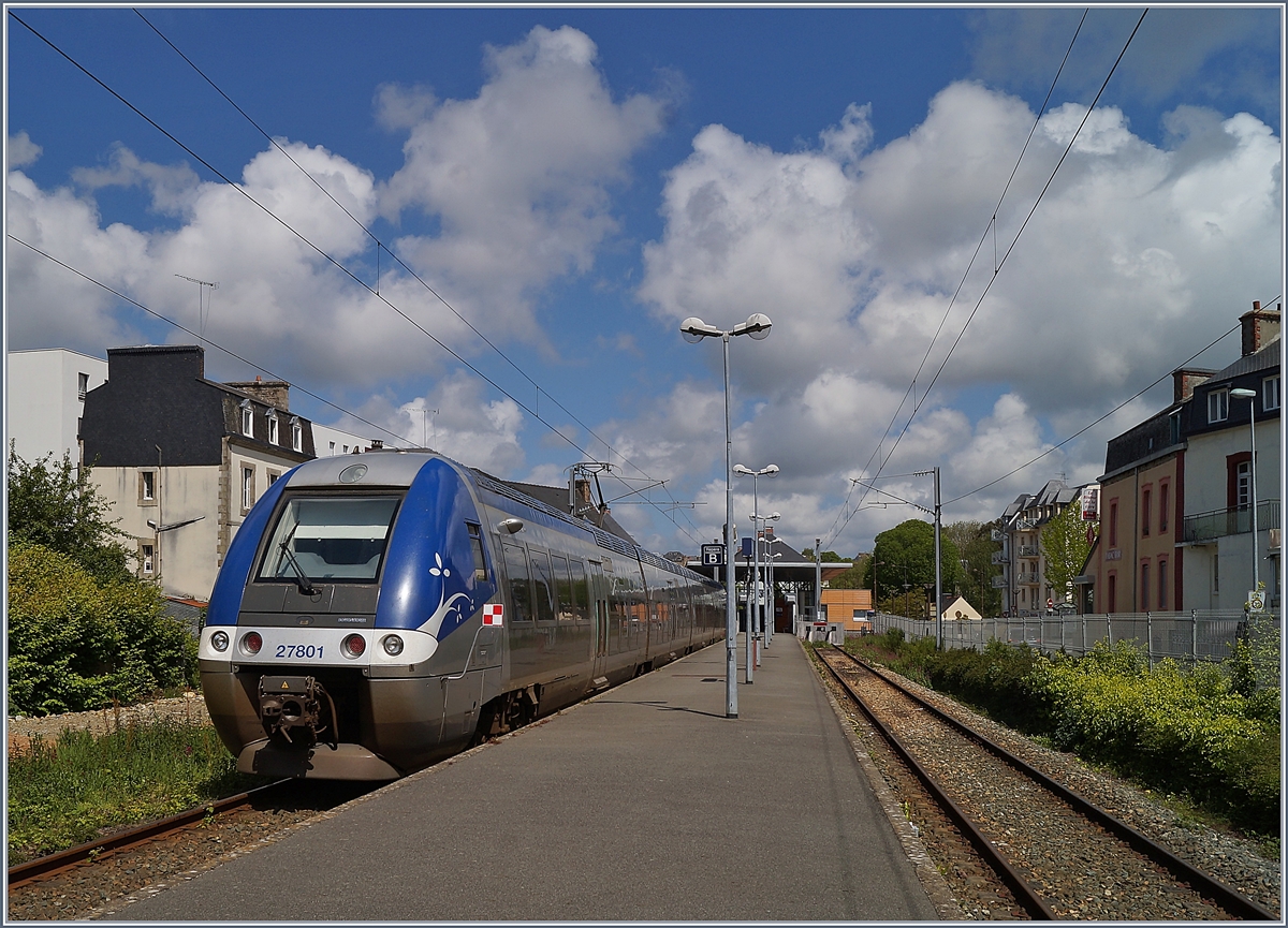 Der SNCF Z 27801 des Regionalverkehrs Breizhgo wartet in Lannion, Endstation der Stichstrecke von Plouaret Trégor, auf einen neuen Einsatz.

9. Mai 2019 