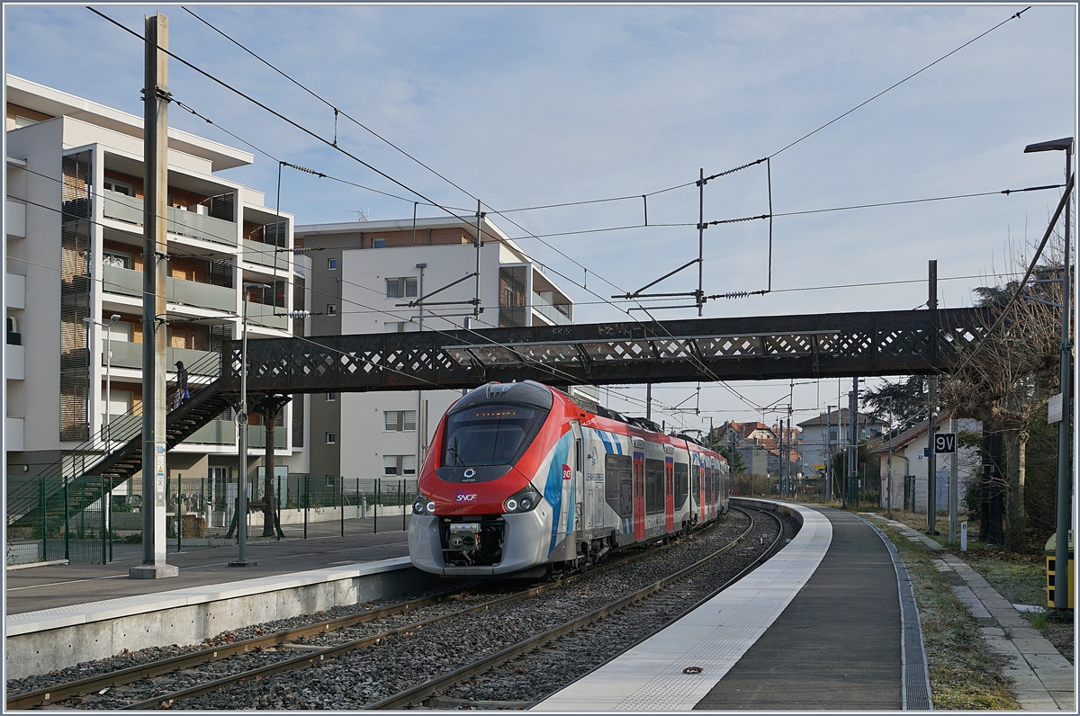 Der SNCF Z 31 519 M und ein weiterer Coradia Polyvalent régional tricourant erreichen Thonon les Bains. Der Léman Express ist auf der Fahrt von Evian les Bains nach Coppet.

8. Feb. 2020