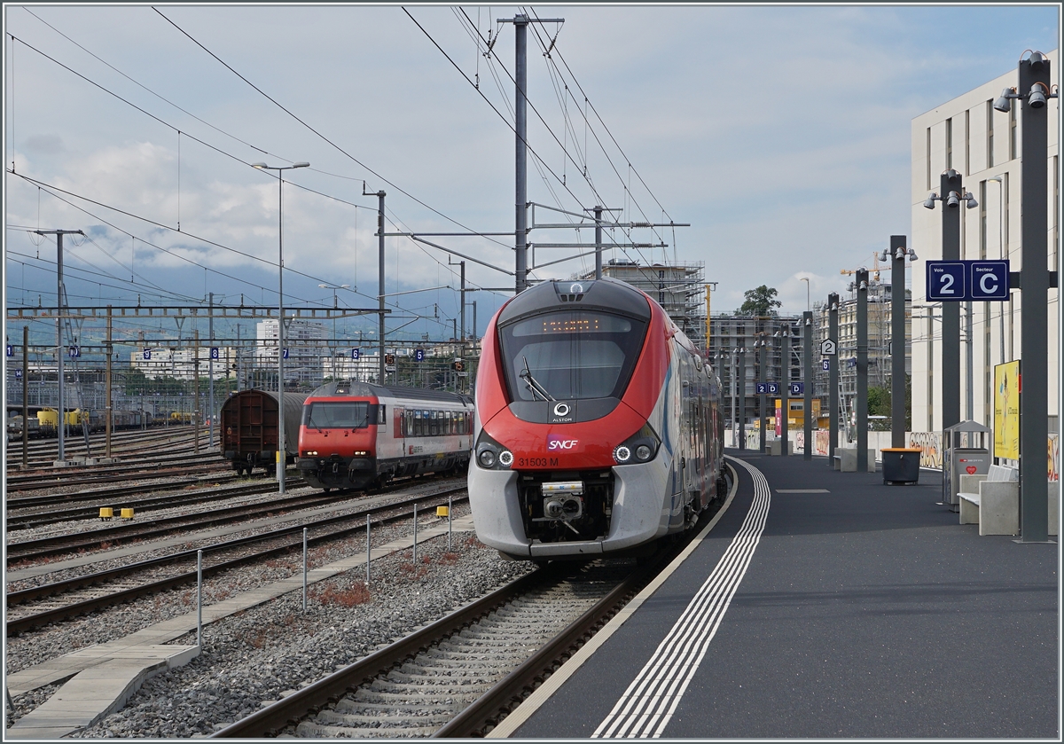 Der SNCF Z 31503 Coradia Polyvalent régional tricourant in der Ursprungsfarbgebung des Léman Express erreicht Lancy Pont Rouge. 

28. Juni 2021
