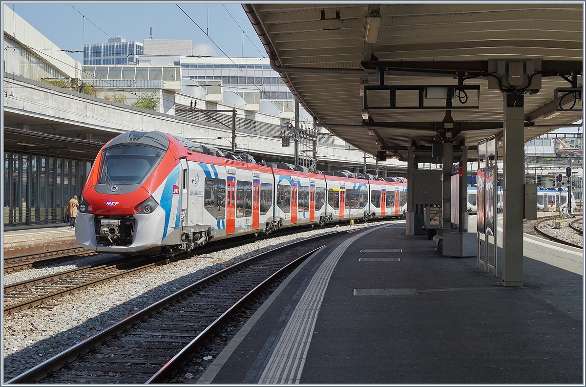 Der SNCF Z 31503 M (UIC 94 87 0031 503-9 F-SNCF) Coradia Polyvalent régional tricourant zeigt nun bei Sonnenschein in der gelungen LÉMAN EXPRESS Farbgebung und verlässt bei Probefahrten mit dem Z 31501 in SNCF blaugrau den Bahnhof von Lausanne. 

1. Mai 2019
