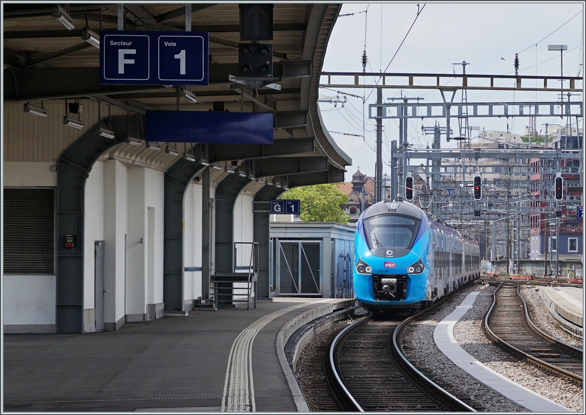 Der SNCF Z 31545 und ein weiterer Coradia Polyvalent régional tricourant erreichen von Annemasse kommend Genève. 

28. Juni 2021