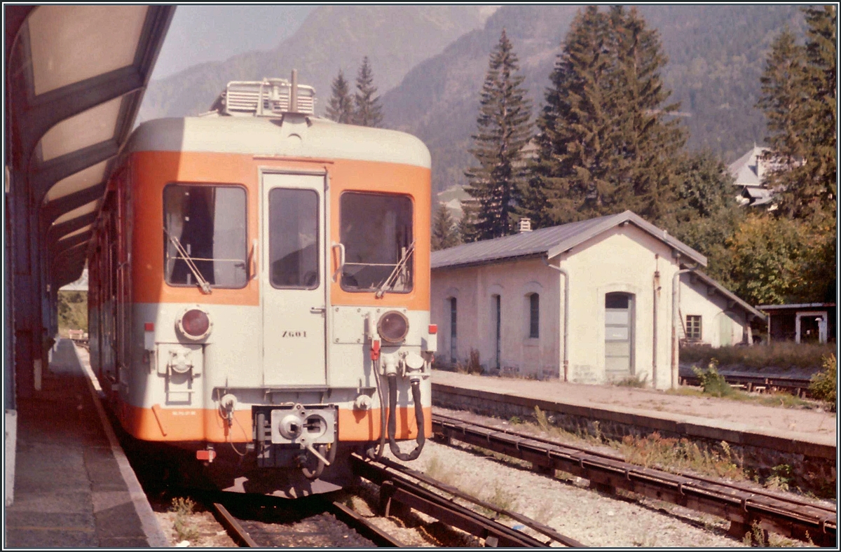 Der SNCF Z 601 wartet in Chamonix auf die Abfahrt in Richtung Vallorcine. 

Analogbild vom Oktober 1985