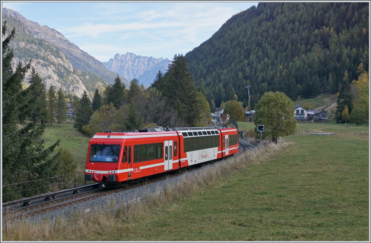 Der SNCF Z 850 055 (UIC 94 87 0001 859-1 F-SNCF) erreicht in Kürze sein Ziel Vallorcine; das Vorsignal und im Hintergrund das Hauptsignal zeigen  Freie Fahrt . Interessanterweise wird die Einfahrt über ablenkende Weichen nicht mit einem besonderen Fahrbegriff signalisiert. Zudem sind nur die Einfahrsignale mit einem Vorsignal ausgestattet, nicht aber die Ausfahrsignale, was wohl damit zusammenhängt, dass die TER Züge ohnehin an jeder Station halten. 

20. Oktober 2021