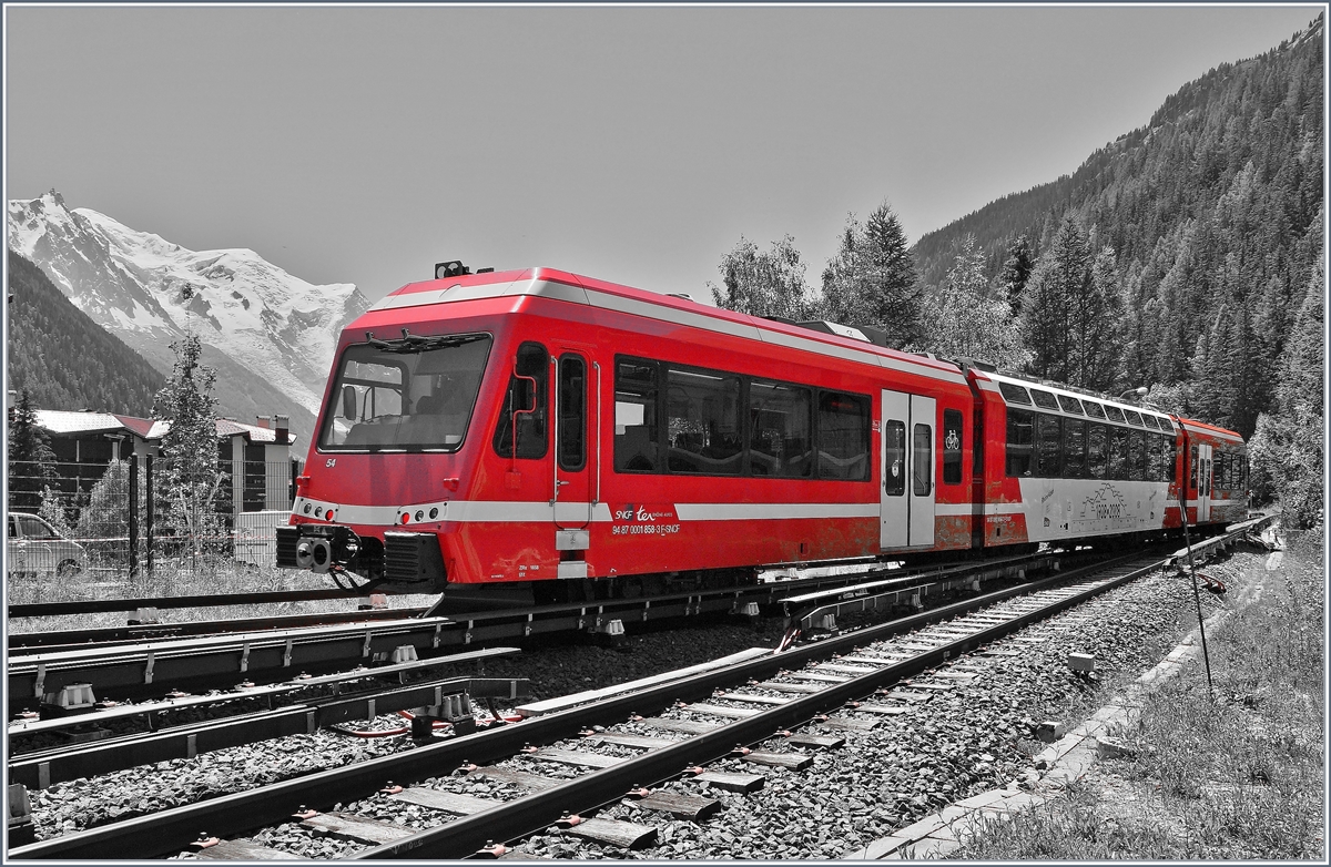 Der SNCF Z 850 N° 54 (94 87 0001 858-3 F-SNCF) verlässt als TER 18920 Argentière. Der Zug ist in Vallorcine gestartet und fährt bis nach St-Gervais les Bains le Fayet und zeigt sich hier vor dem Hintergrund der Mont-Blanc Gruppe.

7. Juli 2020