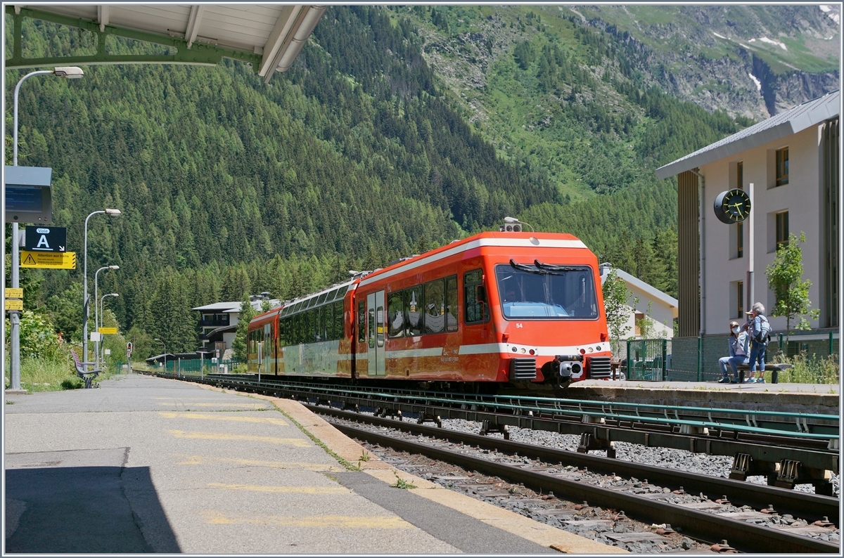 Der SNCF Z 850 N° 54 (94 87 0001 858-3 F-SNCF) erreicht als TER 18920 Argentière. Praktisch: Maskierte Reisende entsprechen dem Datenschutz und bedürfen keiner Mehrarbeit bei der Fotobearbeitung.

7. Juli 2020