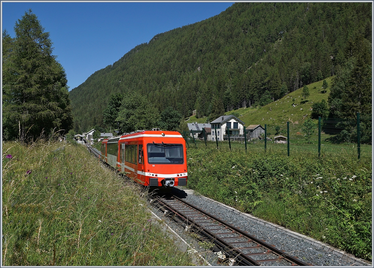 Der SNCF Z 850 N° 52 (94 87 0001 854-2F-SNCF) hat vor Kurzem den im Hintergrund zu erkennenden Bahnhof von Vallorcine verlassen und fährt nun als TER 18988 nach Les Houches.

7. Juli 2020