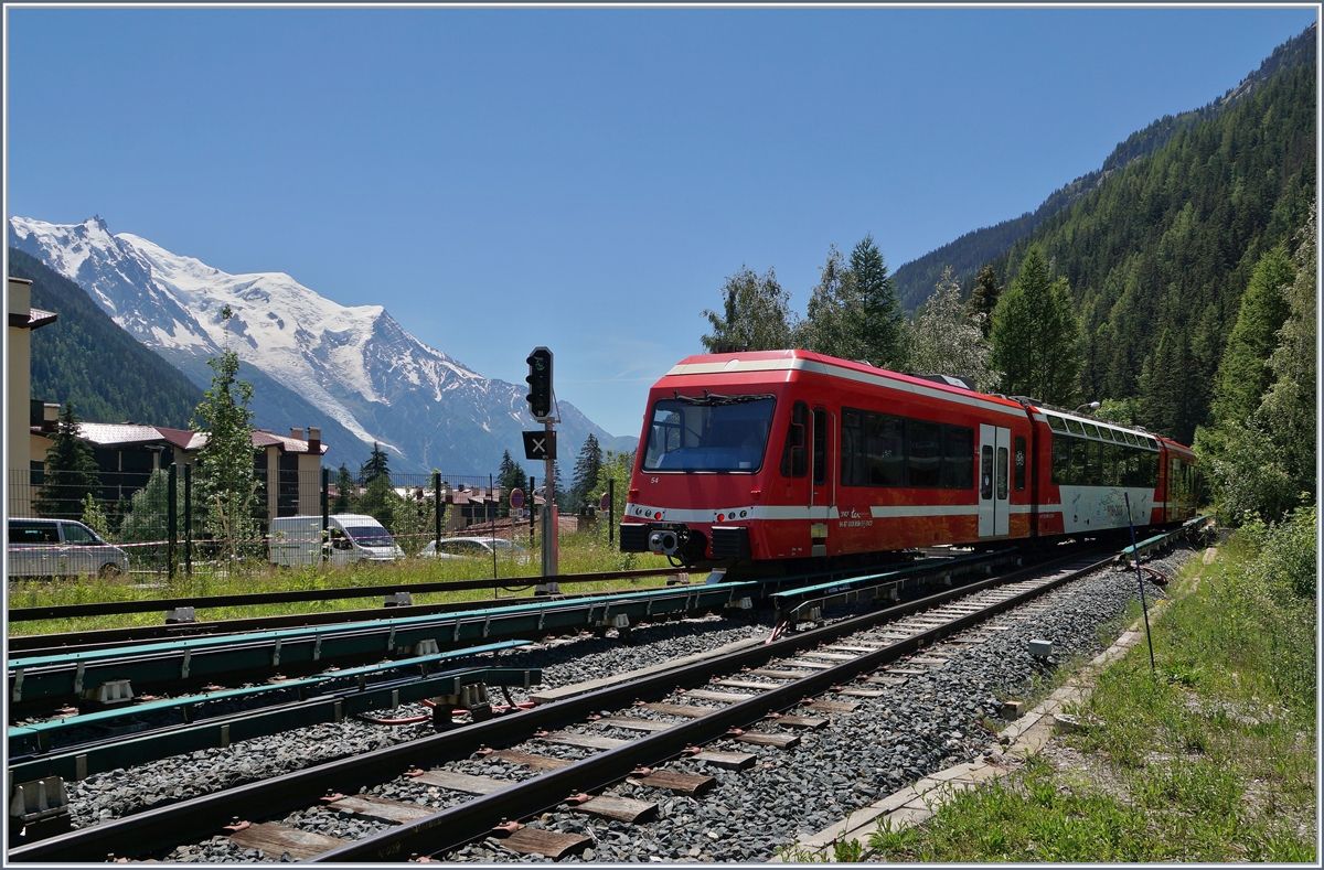 Der SNCF Z 850 N° 54 (94 87 0001 858-3 F-SNCF) verlässt als TER 18920 Argentière. Der Zug ist in Vallorcine gestartet und fährt bis nach St-Gervais les Bains le Fayet und zeigt sich hier vor dem Hintergrund der Mont-Blanc Gruppe.

7. Juli 2020