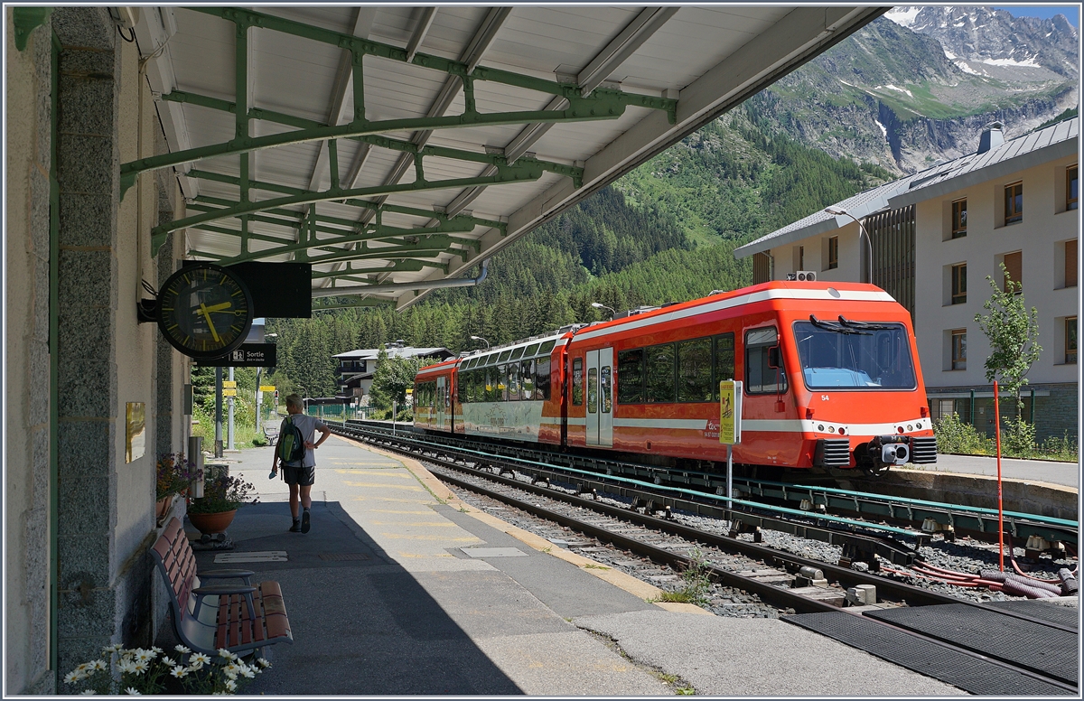 Der SNCF Z 850 N° 54 (94 87 0001 858-3 F-SNCF) ist als TER 18920 von Vallorcine nach St-Gervais-les-Bains-le Fayet unterwegs und hält hier kurz in Argentière.

7. Juli 2020
