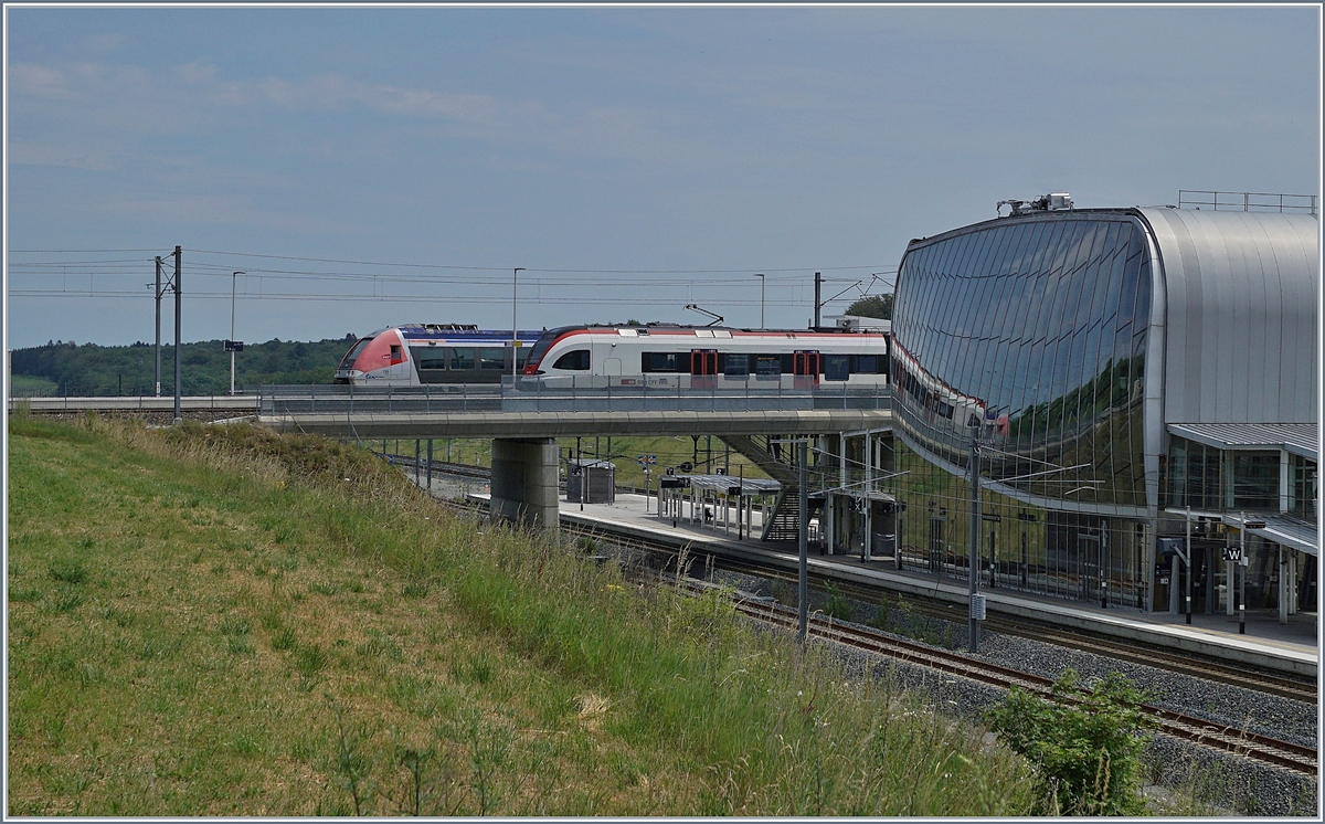 Der SNCF Z27736/735 und der SBB RABe 522 204 warten in Meroux TGV auf ihre Abfahrt. 

6. Juli 2019