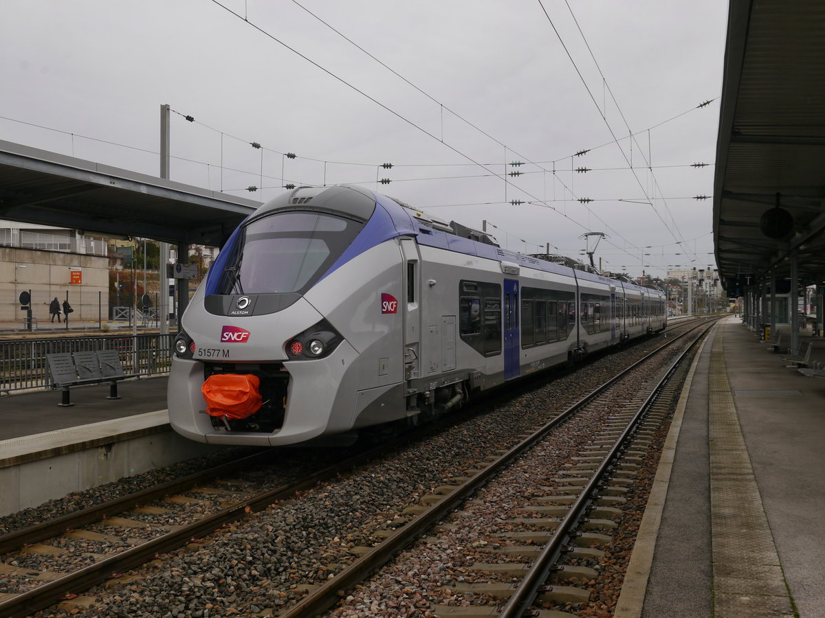 Der SNCF-Z51577-M ist ein neuer 4-teiliger elektrischer Triebzug des Typs Régiolis. Er ist 2016 von Alstom für TER-Franche-Comté gebaut worden und wurde am 10.10.2016 in Dienst gestellt.

13.11.2016 Besançon-Viotte 