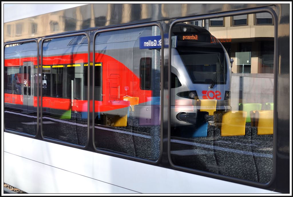 Der SOB Extrazug mit RABe 526 063-3 spiegelt sich in einem Thurbo-GTW. (09.12.2013)