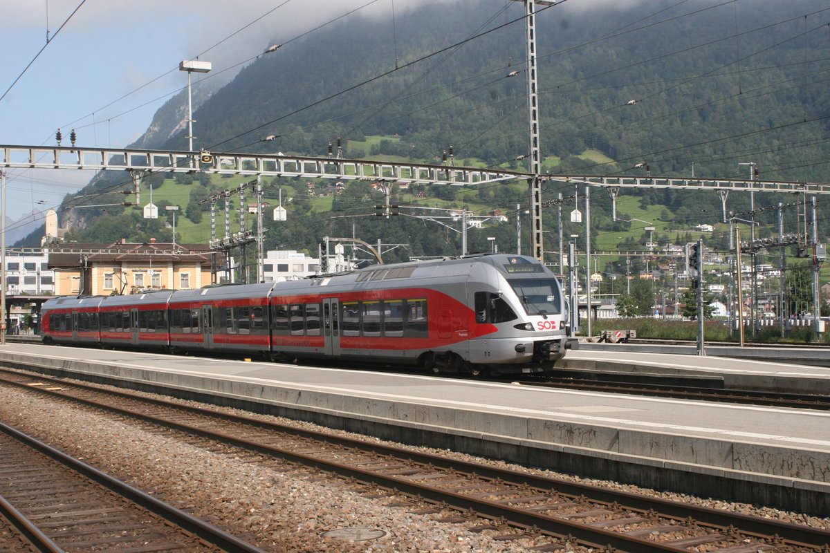 Der SOB Flirt RABe 526 046  Ringelspitz  ist auf der Ringbahn S4 nach St. Gallen über die Schlaufe unterwegs. Hier fährt er gerade aus dem Bahnhof Sargans.

Sargans, 23.08.2019