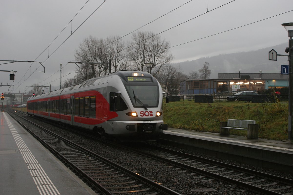 Der SOB Flirt RABe 526 045  Federispitz  Ist an diesem verregneten Heiligabend 2019 auf der Ringline S4 unterwegs. Bei leichtem Nieselregen trifft er um 16:10 Uhr in Goldach ein.

Goldach, 24.12.2019