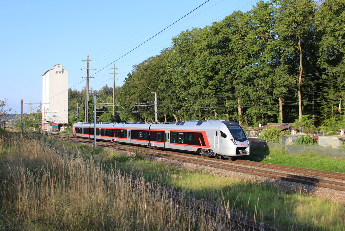Der SOB RABe 526 001-3 fuhr am 22. August 2018 anlässlich einer Überführung vom Stadler-Werk in Erlen nach Solothurn. Der 4-teiliger Flirt 3 ist im Bild unterwegs bei der Tössmühle zwischen Winterthur und Kempthal.