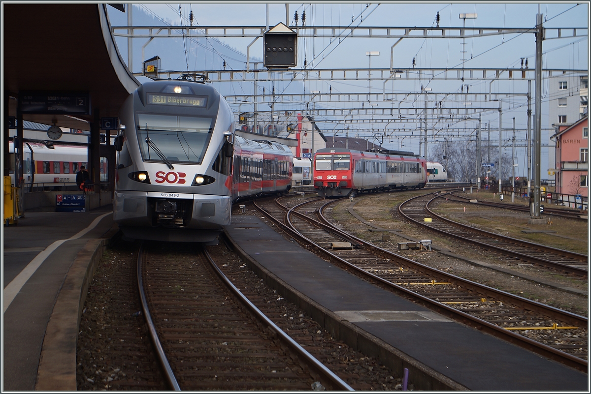 Der SOB RABe 526 049-2 wartet in Arth Goldau als S31 auf die Abfahrt nach Biberbrugg, während im Hintergrund ein RBDe 4/4 mit BT als S 32 auf weitere Aufgaben wartet. 
17. März 2015 