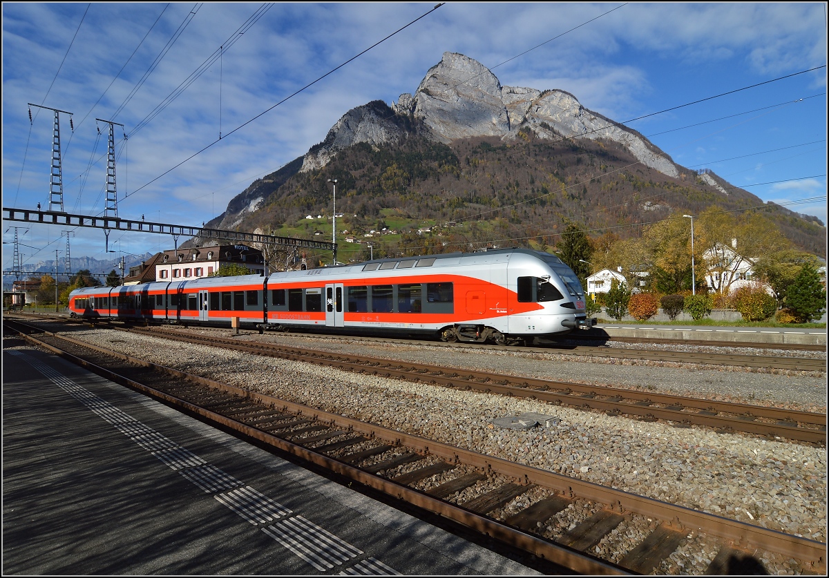 Der SOB-Ringzug mit RABe 526 058-1 in Sargans, man könnte ihn wohl auch als Circum-Sambatina oder Rund-um-den-Säntisbahn bezeichnen. Im Hintergrund der Gonzen, Hausberg von Sargans mit ca. 1300 m über der Schienenoberkante... November 2015.
