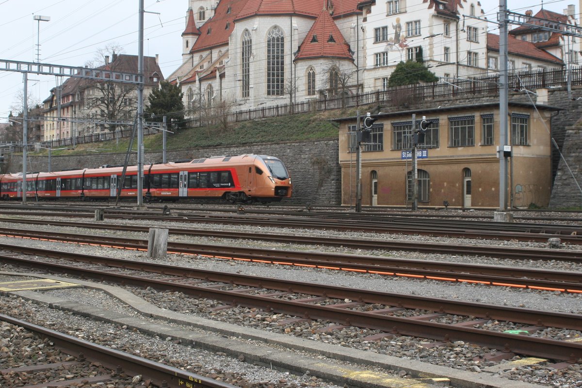 Der SOB Traverso RABe 526 105 /205 fährt als Panorama - Express von Herisau her kommend in den Bahnhof St. Gallen ein und passiert soeben das Gleisvorfeld im Güterbahnhof.

Foto: Luka Streck

St. Gallen GB, 14.03.2020