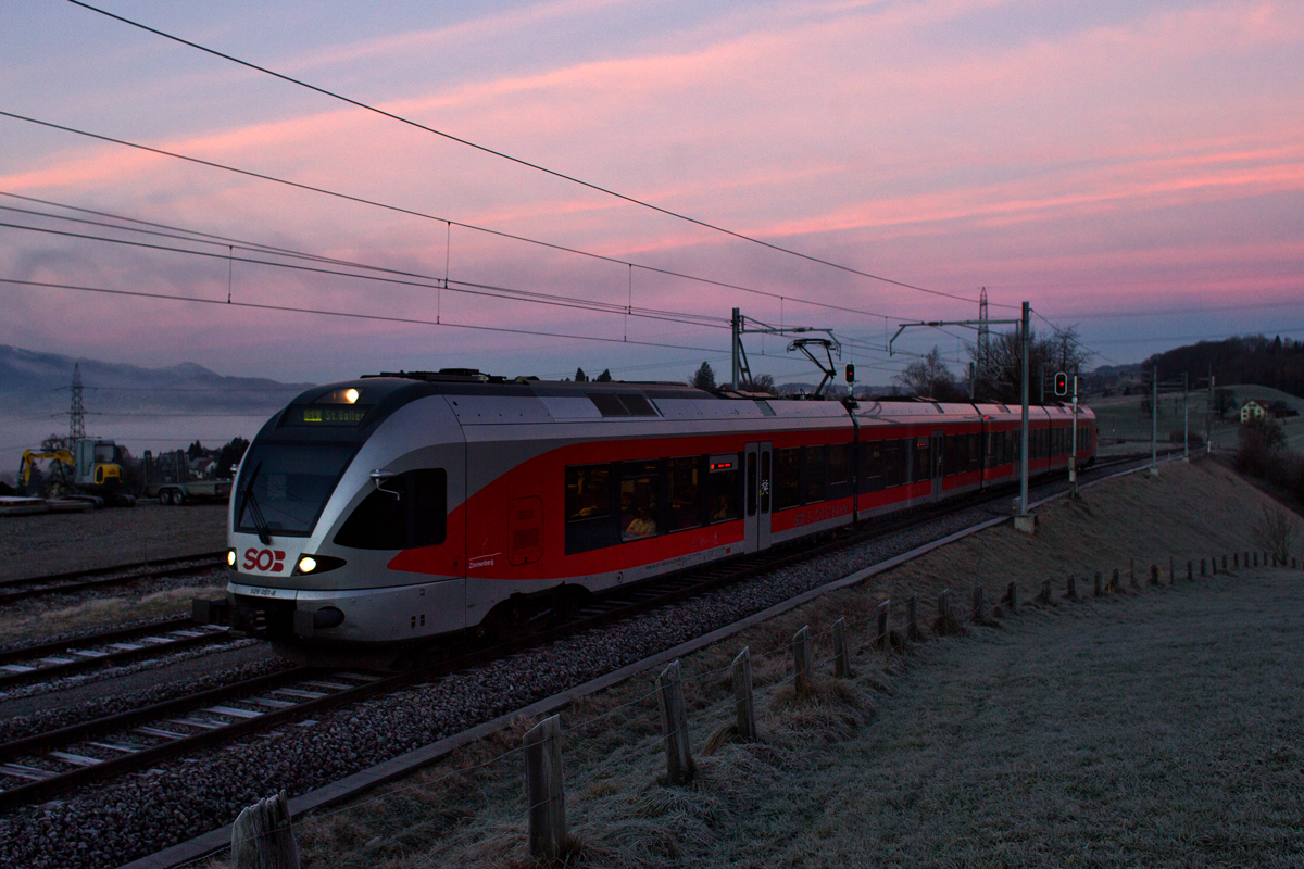 Der SOB Triebzug 526 051-8  Zimmerberg  nach St.Gallen fährt im Morgenrot bei Kaltbrunn vorüber.Bild vom 11.12.2015