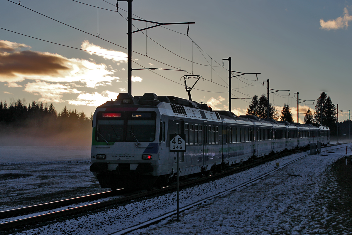 Der SOB Triebzug RBDe 561 082 fährt bei Sonnenuntergang bei leichtem Bodennebel in Altmatt vorüber.Bild vom 5.1.2016