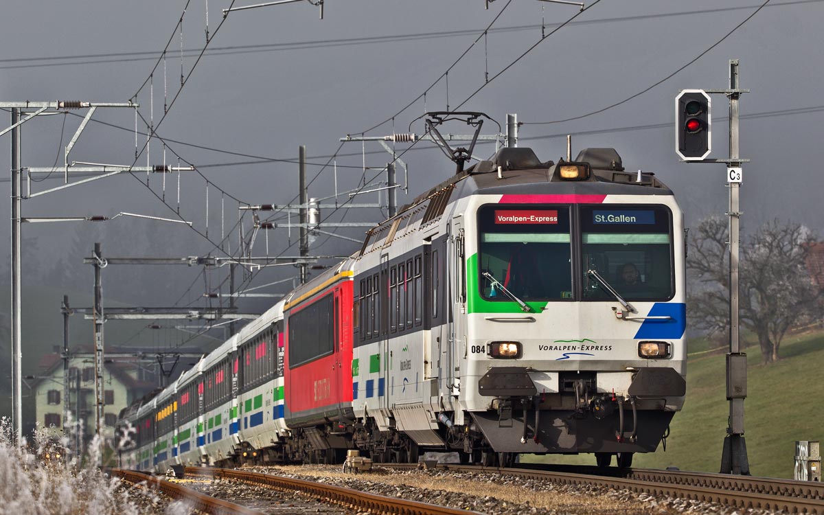 Der SOB Triebzug RBDe 561 084 braust in Kaltbrunn mit dem Voralpenexpress vorüber.Bild vom 18.12.2016