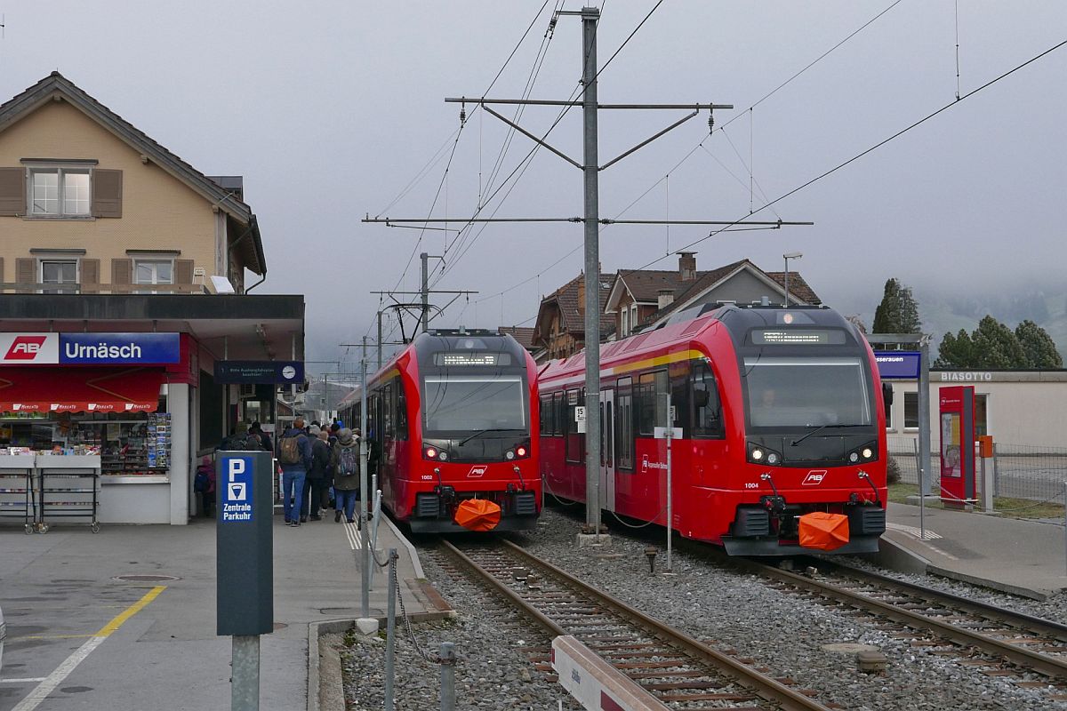 Der soeben als S23 1142 von Wasserauen kommende ABe 4/12 1002 trifft in Urnsch auf den von Gossau kommenden und wartenden  Walzer -Triebzug ABe 4/12 1004, der am 29.12.2018 als S23 1143 nach Wasserauen weiterfahren wird
