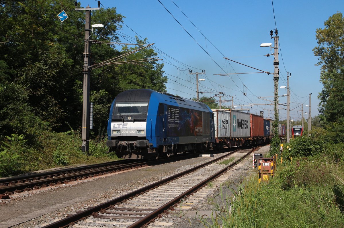 Der sogenannte  Koper-Shuttle  der den Containerhafen Koper mit dem Güterterminal Kalsdorf verbindet wurde am 9.9.2020 als KGAG43697 von der 2016 922 der LTE bespannt und fährt hier aus dem Bahnhof Spielfeld-Straß in Richtung Koper.