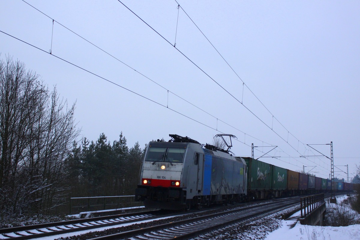 Der sogenannte Melzo Shuttle konnte am 30.12.14 mit 186 104 nahe dem Ort Neulussheim aufgenommen werden. 