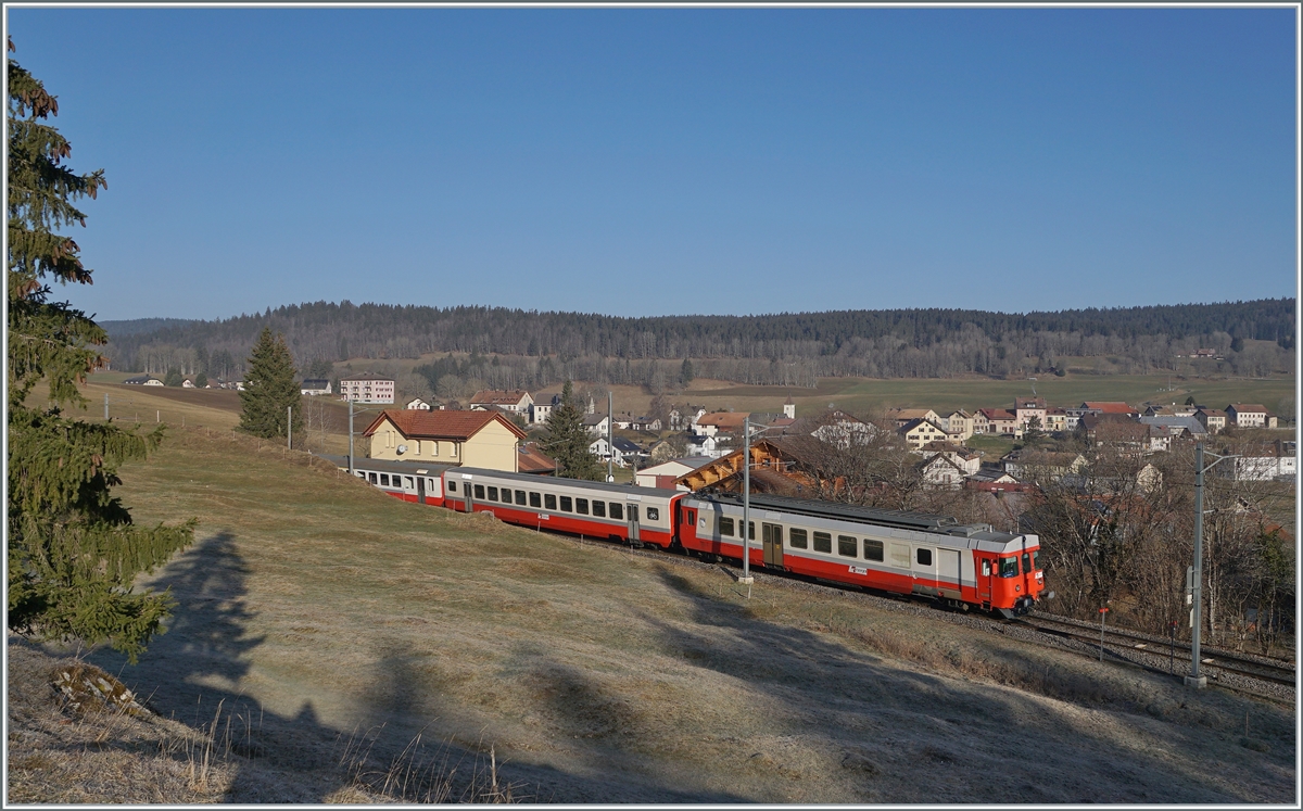 Der sogenannte  Schülerzug , bestehend aus dem ABt 375 (ABt 50 85 80 33 325-7), dem B 536 (B 50 85 2035 536-5 CH-TVYS) und dem  TRAVYS RBDe 567 174 (94 85 7567 174-8)  Fleurier , ist als Regionalzug 6009 von Vallorbe nach Le Brassus unterwegs und hält kurz in Les Charbonnières.

24. März 2022