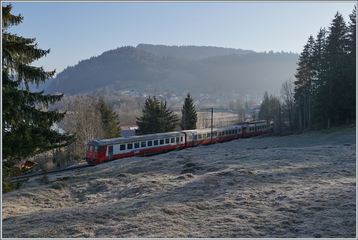 Der sogenannte  Schülerzug , bestehend aus dem ABt 375 (ABt 50 85 80 33 325-7), dem B 536 (B 50 85 2035 536-5 CH-TVYS) und dem TRAVYS RBDe 567 174 (94 85 7567 174-8)  Fleurier , ist als Regionalzug 6009 von Vallorbe nach Le Brassus bei Les Chabonières unterwegs.

24. März 2022   