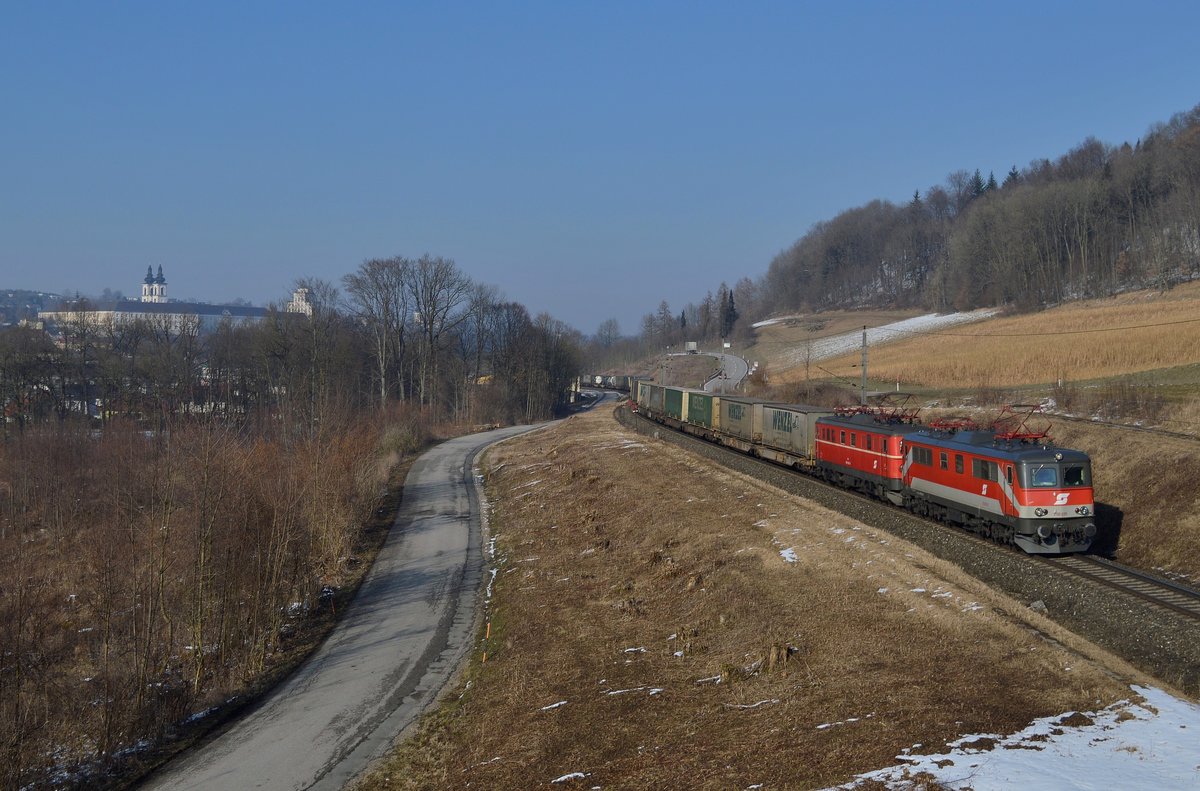 Der sogenannte  Wenzelzug (43933) am Sonntag ist
derzeit sicher das Highlight auf der Pyhrnbahn.
Am 04.03.2018 war der erwähnte Zug mit
den beiden Altbauloks 1110 015 und 1010 003
bespannt und in Kremsmünster zu sehen.