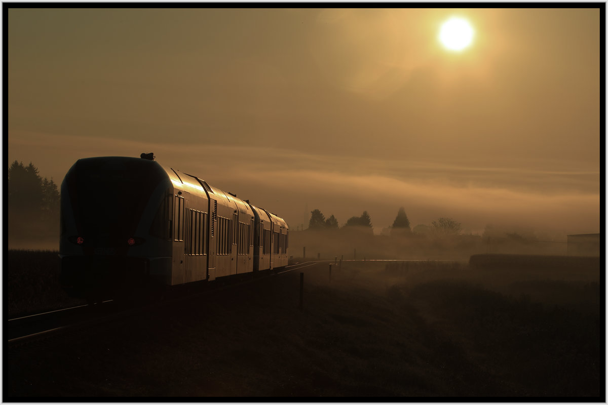 Der Sommer 2018 hat sich wohl mit dem gestrigen Tag aus der Steiermark verabschiedet. 
An diesem strahlenden Morgen des 21.September 2018 flitzt R4358 der Sonne entgegen. 