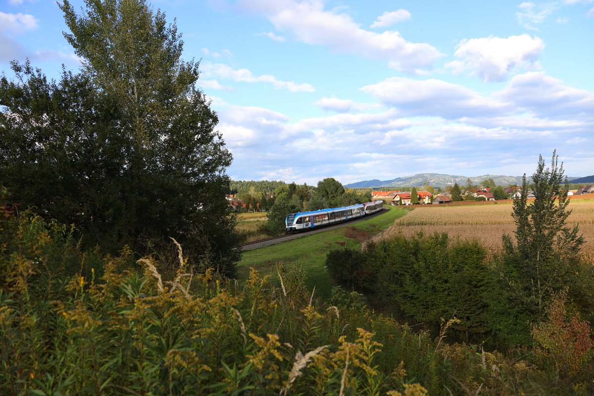 Der Sommer Endet mit etwas Sonne ,.. 

Hier in Pölfing Brunn am Abend des 21. September 2017 fahren 2 GTW in die Halte und Ladestelle Pölfing Brunn ein.
