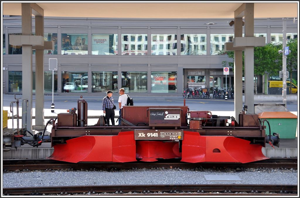 Der Sommer geht zu Ende, aber da kommt doch noch der Herbst. Bis zum ersten Wintereinbruch wird der revidierte Spurpflug Xk9141 im Depot Sand in Chur abgestellt. Chur Bf (Arosabahn) (01.09.2015)