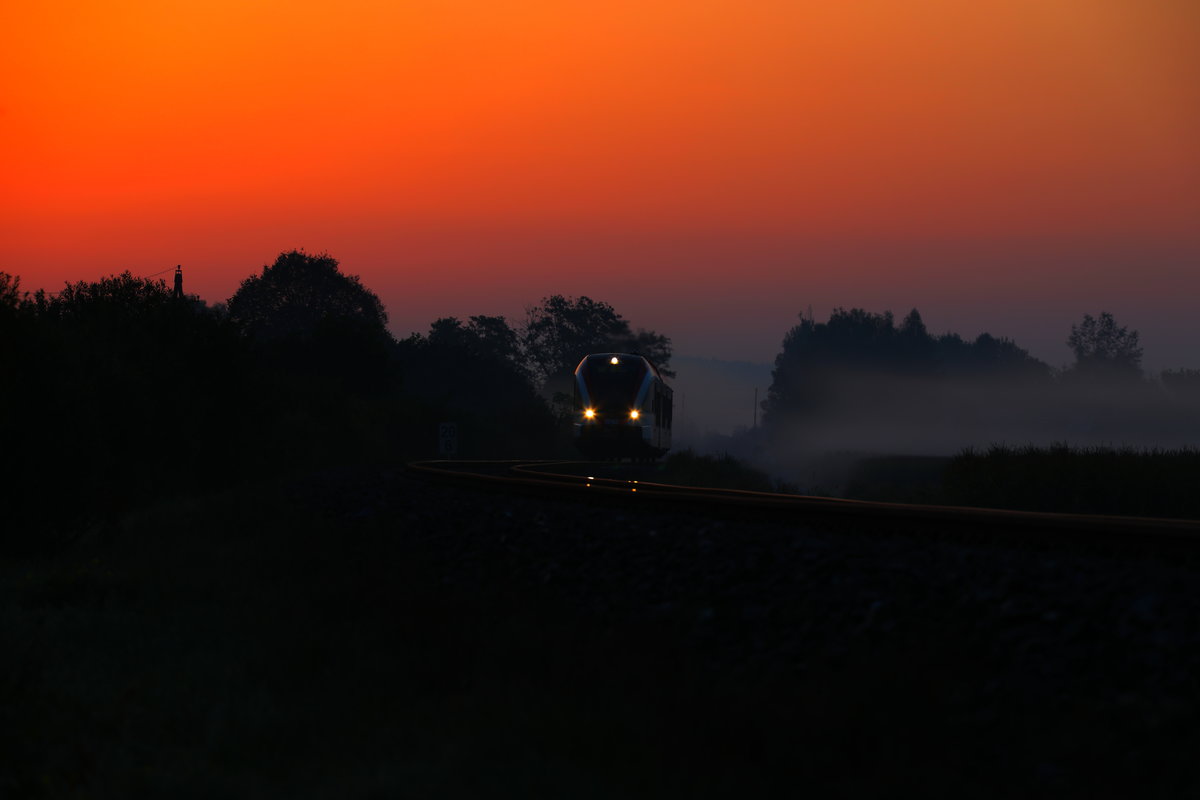 Der Sommer verabschiedet sich zusammen mit dem August mit strahlendem Sommerwetter. 

Am frühen Morgen des 31.August 2017 fährt R8551 aus der Haltestelle Gussendorf in Richtung Wies. 