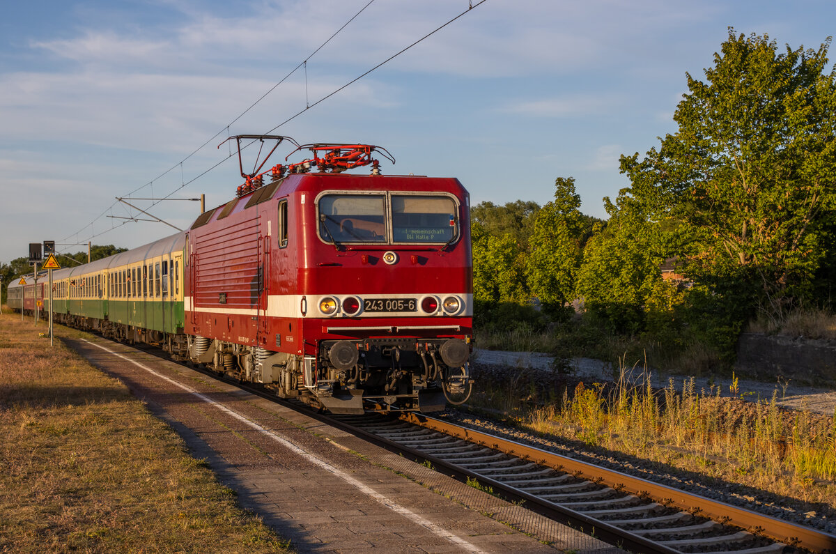 Der Sonderzug am 30.07.2022, Ostseebad Binz - Leipzig Hbf mit der 243 005 des BW Halle P, aufgenommen bei der Durchfahrt in Altefähr. L.G. zurück an das Personal und die Fahrgäste.