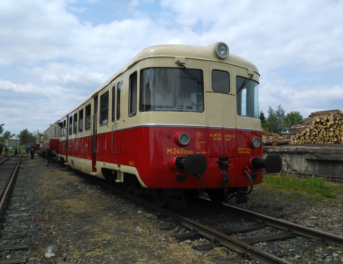 Der Sonderzug CSD 820 0100 (M240, nickname Singrovka, Baujahre 1960)in Bahnhof Bochov am 23.5.2015.