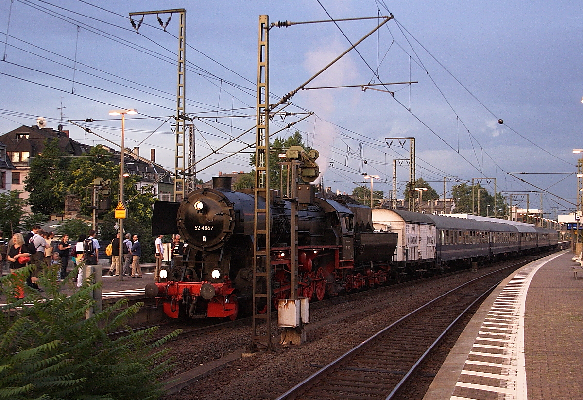 Der Sonderzug der  Historischen Eisenbahn Frankfurt  mit 52 4867 an der Spitze und Fahrziel XIX. Meininger Dampfloktage, am 07.09.2013 abfahrbereit auf Gleis 7 in Frankfurt/Main-Sd. Whrend die Front der Lok noch vom Morgenrot beleuchtet wird, ziehen von Westen bereits die ersten dunklen Wolkenfelder einer herannahenden Kaltfront auf.