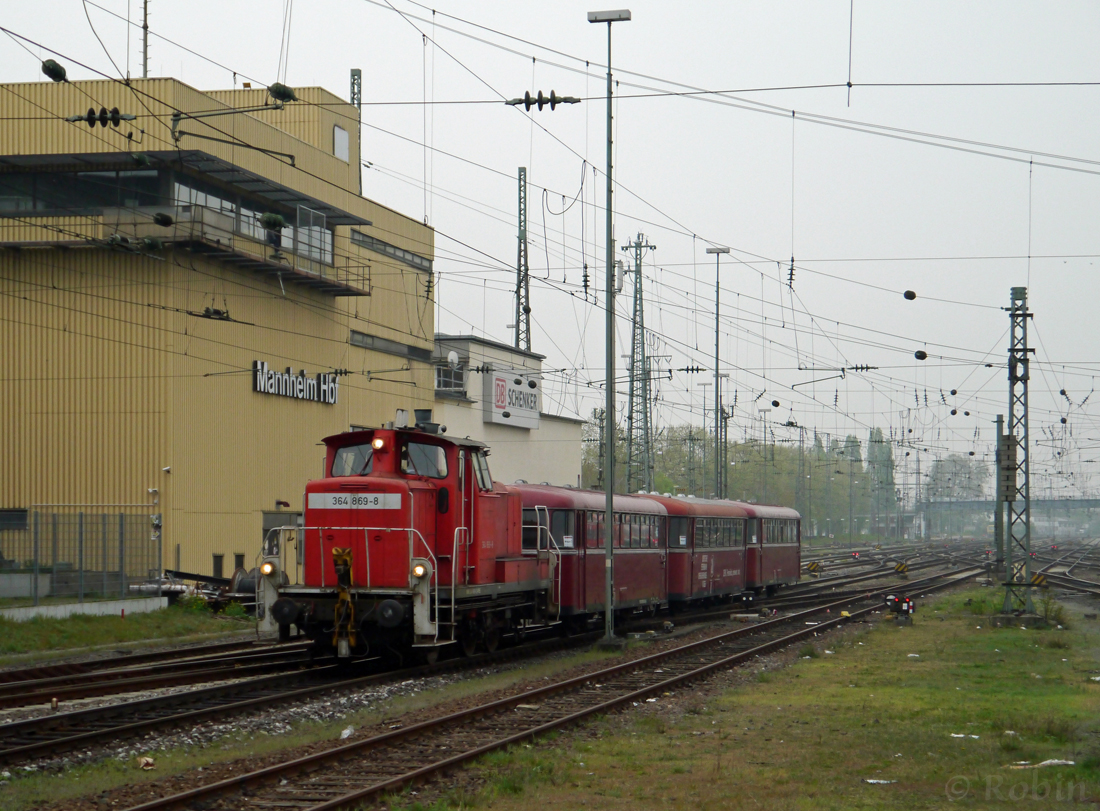 Der Sonderzug der Historischen Eisenbahn Mannheim fährt in den Mannheimer Hbf ein und ist unterwegs für eine Rundfahrt durch das Gelände vom Mannheimer Hafen. Die Motorwagen der Schienenbusse waren noch in der Werkstatt und so werden die antriebslosen Schienenbusse von 364 869-8 gezogen. Alle Fahrzeuge gehören der Pfalzbahn. 
(05.04.2014)